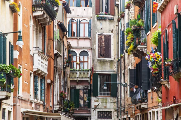 VENICE, ITALY - on APRIL 29, 2015. An architectural fragment of the ancient building on the canal embankment. — Stock Photo, Image