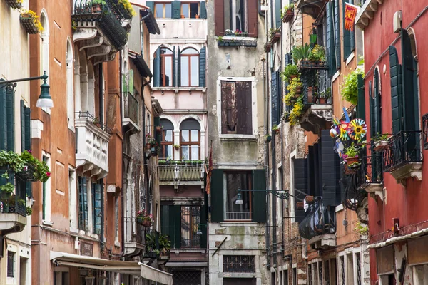 Venice, İtalya - 29 Nisan 2015 tarihinde. Kanal dolgu üzerinde eski binanın mimari bir parçası. — Stok fotoğraf