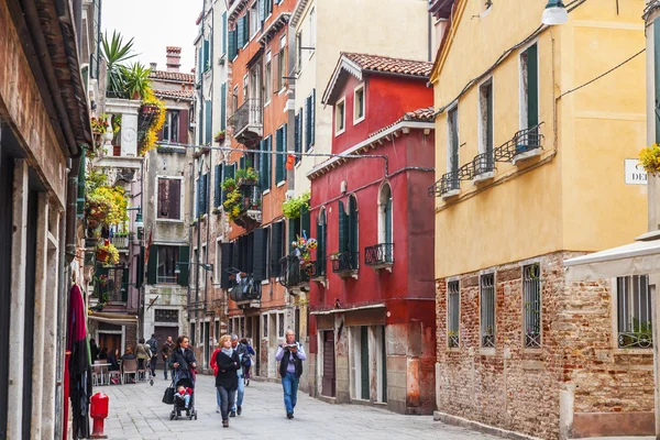 Venedig, italien - am 29. april 2015. fussgänger gehen auf die enge kurve alte straße — Stockfoto
