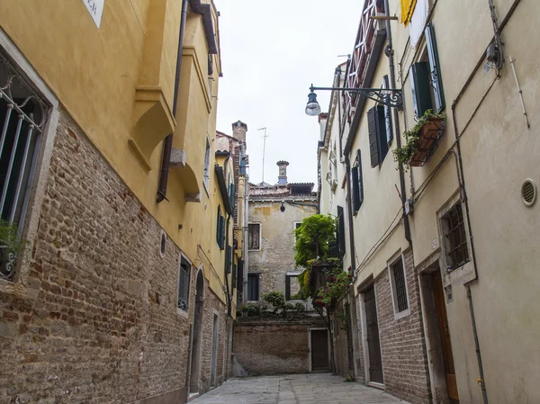 VENICE, ITALY - on April 29, 2015. Узкая кривая старая улица — стоковое фото