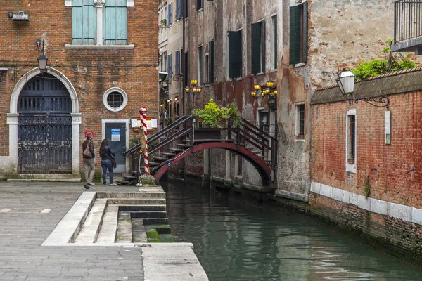 Venice, İtalya - 1 Mayıs 2015 tarihinde. sokak kanal, tekneler ve eski otantik binalar — Stok fotoğraf