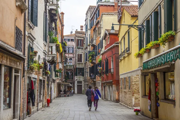 Venice, İtalya - 29 Nisan 2015 tarihinde. Yayalar da dar eğri eski sokağa dön — Stok fotoğraf