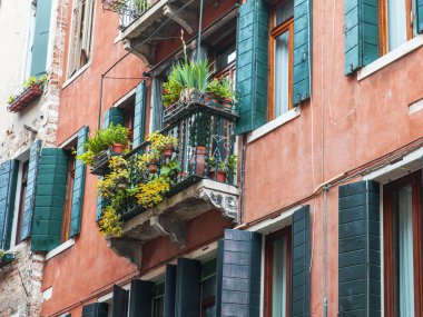 Venice, İtalya - 1 Mayıs 2015 tarihinde. otantik eski kanal dolgu üzerinde binanın mimari bir parçası.