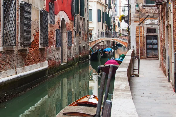 VENICE, ITÁLIA - em 1 de maio de 2015. O canal de rua, barcos e edifícios antigos autênticos — Fotografia de Stock