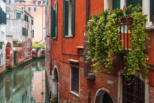 VENECIA, ITALIA - el 1 de mayo de 2015. Un fragmento arquitectónico del auténtico edificio antiguo en el terraplén del canal . — Foto de Stock