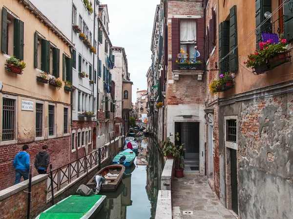 Venice, İtalya - 1 Mayıs 2015 tarihinde. sokak kanal, tekneler ve eski otantik binalar — Stok fotoğraf