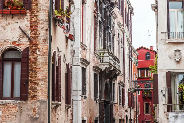 Venice, İtalya - 1 Mayıs 2015 tarihinde. otantik eski kanal dolgu üzerinde binanın mimari bir parçası.