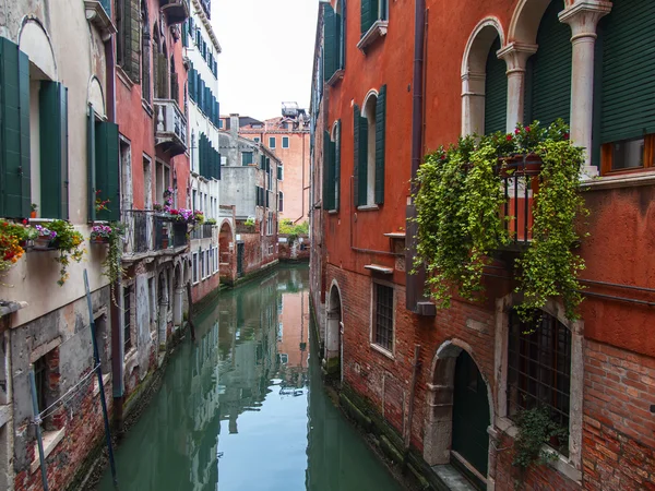 VENICE, ITÁLIA - em 1 de maio de 2015. O canal de rua, barcos e edifícios antigos autênticos — Fotografia de Stock