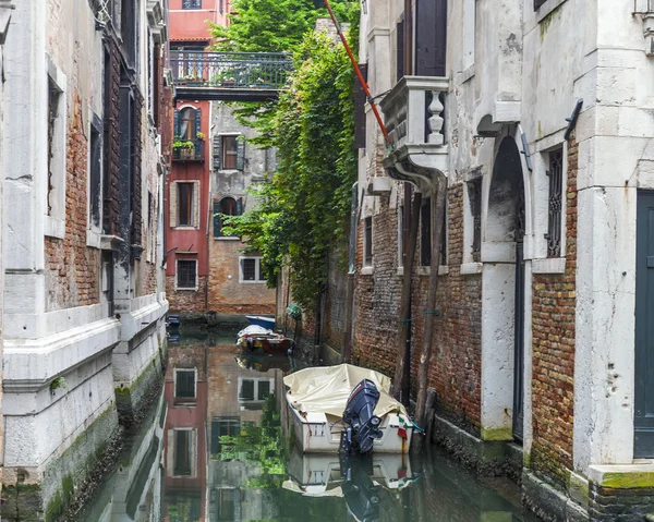 VENICE, ITALY - on MAY 1, 2015. The street canal, boats and old authentic buildings — Stock Photo, Image