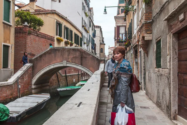 VENICE, ITÁLIA - em 1 de maio de 2015. O canal de rua, barcos e edifícios antigos autênticos — Fotografia de Stock