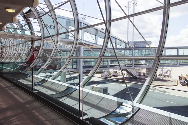PARIS, FRANCE - on MAY 5, 2015. The international airport Charles de Gaulle, gallery with a panoramic glazing, pass to the hall of an arrival — Stock Photo, Image