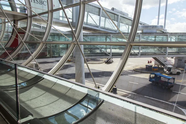 PARÍS, FRANCIA - 5 DE MAYO DE 2015. El aeropuerto internacional Charles de Gaulle, galería con un acristalamiento panorámico, pasar a la sala de una llegada —  Fotos de Stock