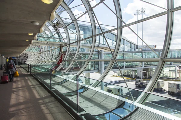 PARIS, FRANCE - le 5 mai 2015. L'aéroport international Charles de Gaulle, galerie avec vitrage panoramique, passe au hall d'arrivée — Photo