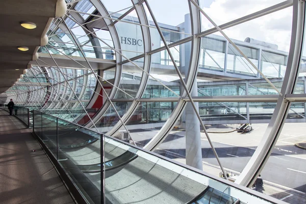 PARIS, FRANÇA - em 5 de maio de 2015. O aeroporto internacional Charles de Gaulle, galeria com uma vidraça panorâmica, passa ao corredor de uma chegada — Fotografia de Stock