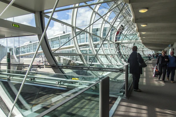 巴黎，法国-2015 年 5 月 5 日。国际机场戴高乐、 画廊与全景玻璃，传递到到达大厅 — 图库照片