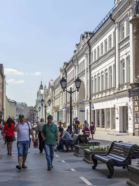 Moskwa, Rosja, 24 lut 2015. Krajobraz miasta. Nikolskaya Street. Nikolskaya Street jest jedną z najstarszych i najpiękniejszych ulic Moskwy — Zdjęcie stockowe