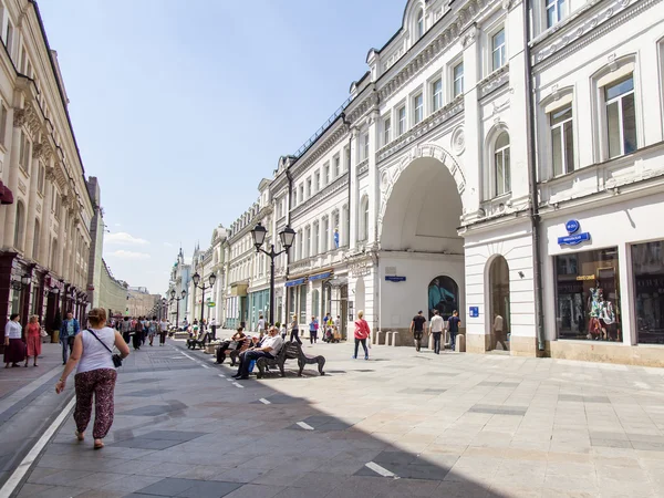 MOSCÚ, RUSIA, el 24 de junio de 2015. Paisaje urbano. Calle Nikolskaya. La calle Nikolskaya es una de las calles más antiguas y bellas de Moscú — Foto de Stock