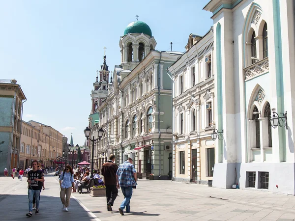 Moskva, Rusko, dne 24. června 2015. Městské krajiny. Nikolskaya Street. Nikolskaya Street je jednou z nejstarších a nejkrásnějších ulic Moskvy — Stock fotografie