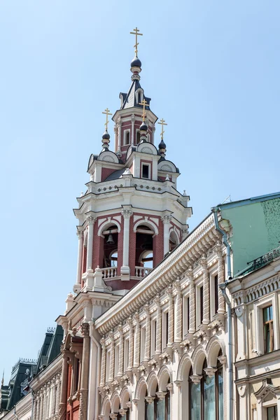 MOSCÚ, RUSIA, el 24 de junio de 2015. Paisaje urbano. Calle Nikolskaya, Monasterio Zaikonospassky. Campanario, fragmento arquitectónico — Foto de Stock