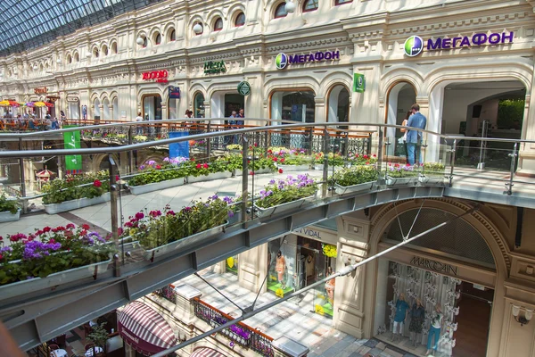 MOSCÚ, RUSIA, el 24 de junio de 2015. Comercio para la tienda histórica GUM durante las ventas de verano —  Fotos de Stock