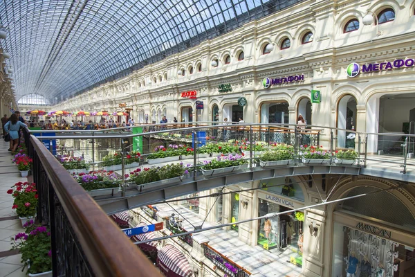 MOSCOW, RUSSIA, on JUNE 24, 2015. Trade for the GUM historical shop during summer sales — 图库照片