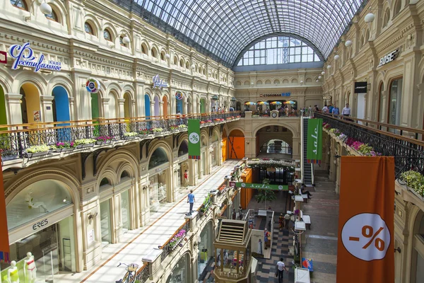 MOSCOW, RUSSIA, on JUNE 24, 2015. Trade for the GUM historical shop during summer sales — 图库照片