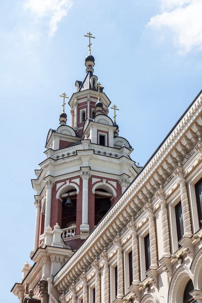 MOSCOW, RÚSSIA, em 24 de julho de 2015. Paisagem urbana. Nikolskaya Street, Mosteiro de Zaikonospassky. Belltower, fragmento arquitectónico — Fotografia de Stock