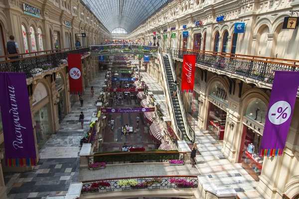 MOSCOW, RUSSIA, on JUNE 24, 2015. Trade for the GUM historical shop during summer sales — Stock fotografie