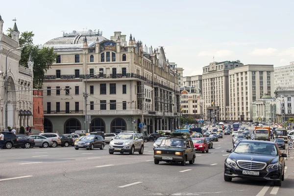 MOSCOW, RUSSIA, on JUNE 24, 2015. City landscape. A view of Okhotny ryad Street from Lubyanskaya Square — ストック写真