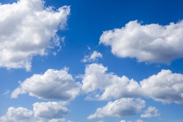 Heldere hemelse landschap met witte wolken in de zonnige dag — Stockfoto