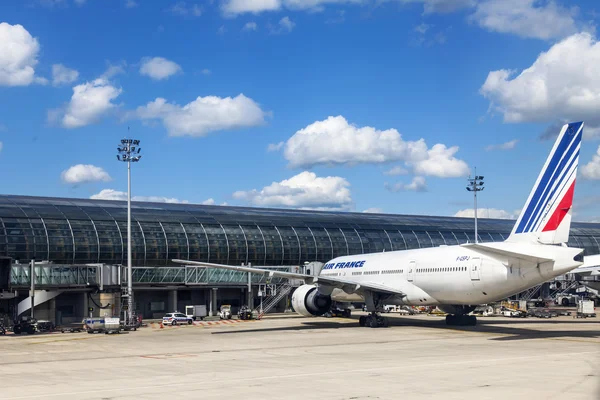 PARIS, FRANCE - on MAY 5, 2015. International airport Charles de Gaulle. A view from the window of the flying-up plane — Zdjęcie stockowe