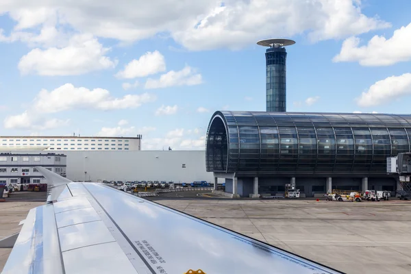 PARIS, FRANCE - on MAY 5, 2015. International airport Charles de Gaulle. A view from the window of the flying-up plane — Stockfoto