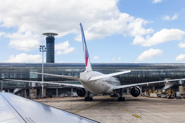 PARÍS, FRANCIA - 5 DE MAYO DE 2015. Aeropuerto internacional Charles de Gaulle. Una vista desde la ventana del avión volador — Foto de Stock