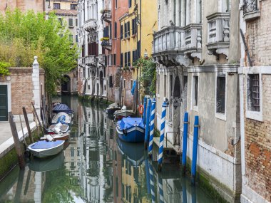 Venice, İtalya - 1 Mayıs 2015 tarihinde. Dar sokak kanal. Tekneler eski evleri demirleyen