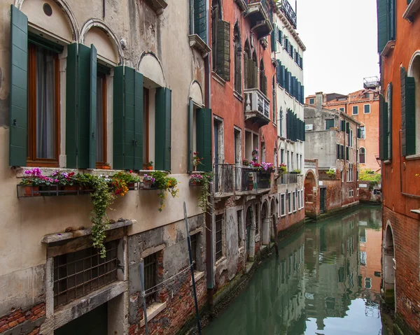 VENICE, ITÁLIA - em 1 de maio de 2015. Canal de rua estreito — Fotografia de Stock