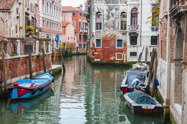 VENICE, ITALIA - pe 1 mai 2015. Canalul stradal îngust. Bărcile sunt ancorate lângă case vechi — Fotografie, imagine de stoc