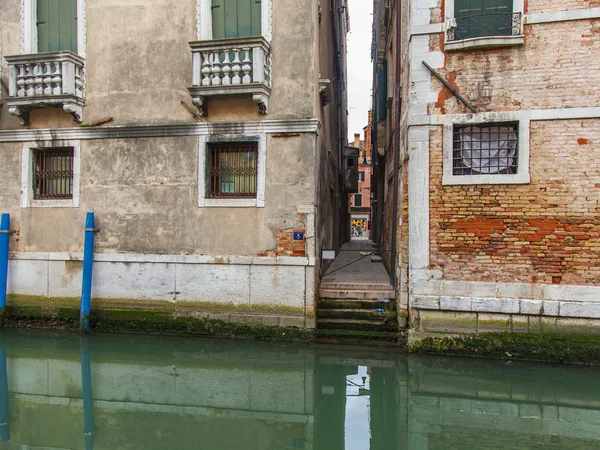 VENICE, ITALY - on MAY 1, 2015. Narrow street canal — 图库照片