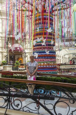 Moskova, Rusya, 24 Haziran 2015 tarihinde. Bir iç ticaret zemin sakız tarihsel dükkanın yaz satış sırasında. Mutlu turizm yaz kurulum dükkanı orta kısmında hakkında fotoğrafı