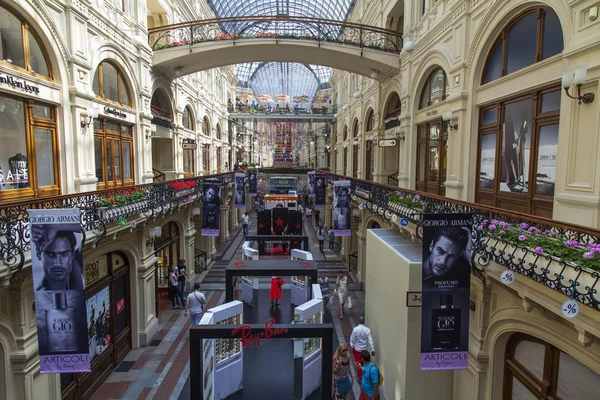 MOSCOW, RÚSSIA, em 24 de julho de 2015. Um interior de um soalho comercial da loja histórica de GUM durante vendas de verão — Fotografia de Stock