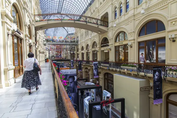 MOSCÚ, RUSIA, el 24 de junio de 2015. Un interior de un piso comercial de la tienda histórica GUM durante las ventas de verano — Foto de Stock