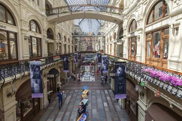 MOSCÚ, RUSIA, el 24 de junio de 2015. Un interior de un piso comercial de la tienda histórica GUM durante las ventas de verano —  Fotos de Stock