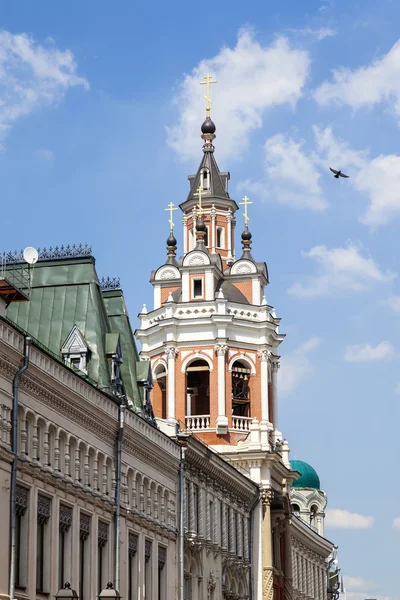 MOSCA, RUSSIA, 24 GIUGNO 2015. Paesaggio urbano. Nikolskaya Street. Campanile del Monastero di Zaikonospassky — Foto Stock