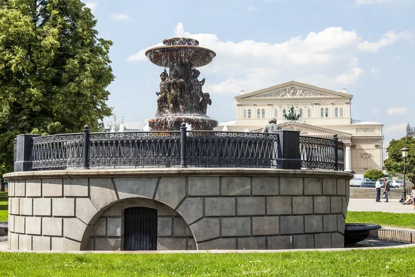 МОСКВА, РОССИЯ, 24 июня 2015 г. Фонтан на Театральной площади (скульптор Виталий, 1835). Самый старый фонтан Москвы — стоковое фото