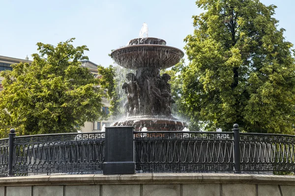 MOSCOU, RUSSIE, le 24 juin 2015. La fontaine sur la place du Théâtre (le sculpteur Vitali, 1835). La plus ancienne fontaine de Moscou — Photo