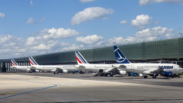 Paris, Frankreich - am 5. Mai 2015. Der internationale Flughafen Charles de Gaulle, ein Blick auf das Terminal e und die Flugzeuge, die Vorflugtraining haben, aus einem Fenster des Flugzeugs — Stockfoto