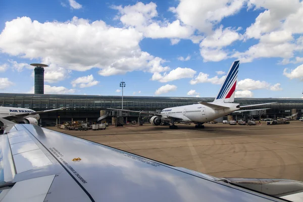 PARIS, FRANCE - on MAY 5, 2015. The international airport Charles de Gaulle, service of the plane about the terminal E. A view from the window of the flying-up plane — Stock Photo, Image