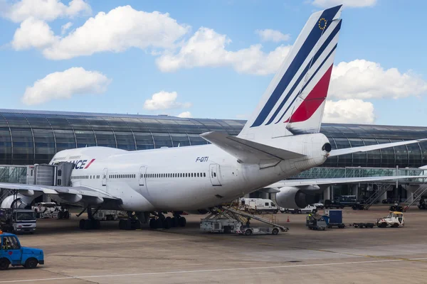 PARIS, FRANCE - on MAY 5, 2015. The international airport Charles de Gaulle, service of the plane about the terminal E. A view from the window of the flying-up plane — ストック写真