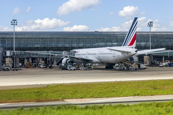 PARIS, FRANCE - on MAY 5, 2015. The international airport Charles de Gaulle, service of the plane about the terminal E. A view from the window of the flying-up plane — ストック写真