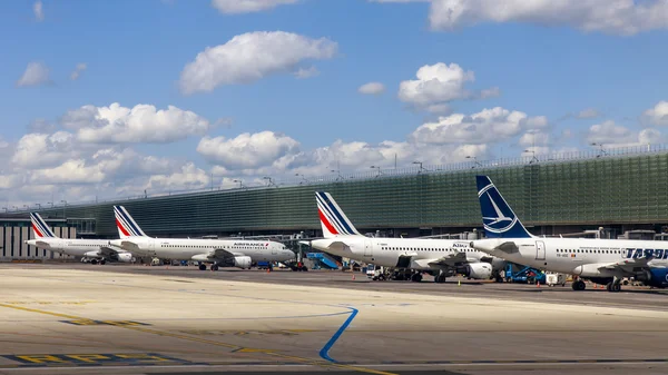 Paris, Frankreich - am 5. Mai 2015. Der internationale Flughafen Charles de Gaulle, ein Blick auf das Terminal e und die Flugzeuge, die Vorflugtraining haben, aus einem Fenster des Flugzeugs — Stockfoto