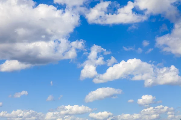 Cielo blu e nuvole bianche — Foto Stock